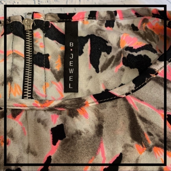 B. JEWEL Floral Cap-Sleeve Crop Top - Picture 7 of 8